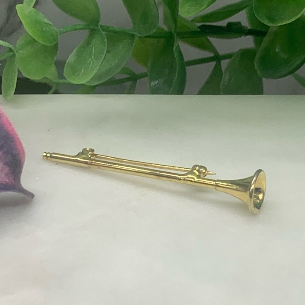 🎺 Gold Tone Metal Trumpet Brooch Pin Musical Instrument • Vintage Jewelry